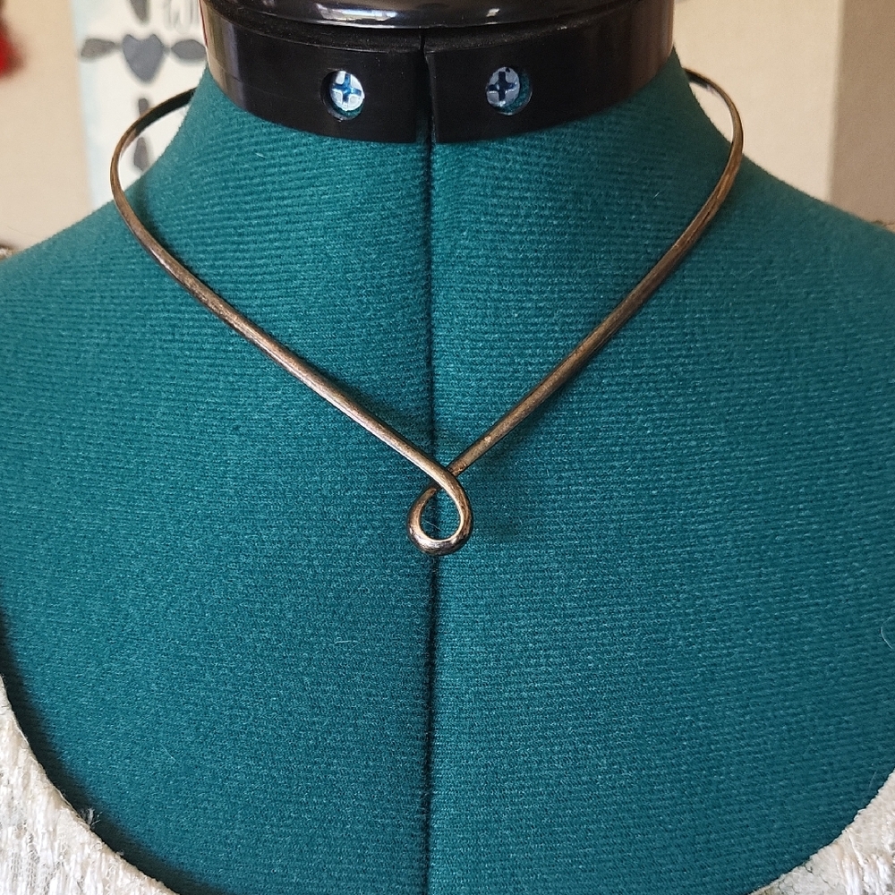 Elegant Gold Loop Necklace